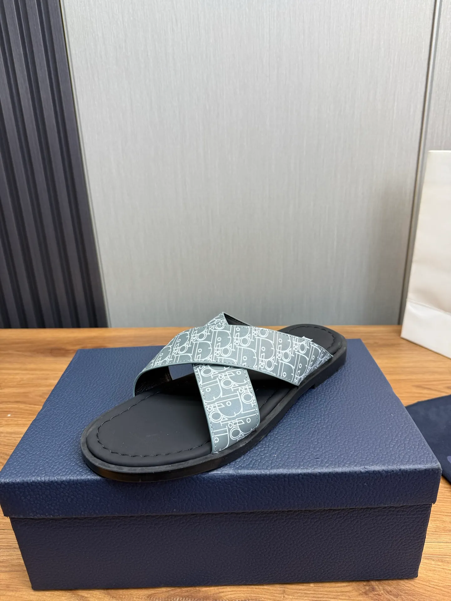 Men's shoes 💰300💰 Dior. Popular slippers hot sale 🔥 Available all year round ✅ Original original material 🩴 SIZE: 38-46 (45.46 non-refundable)